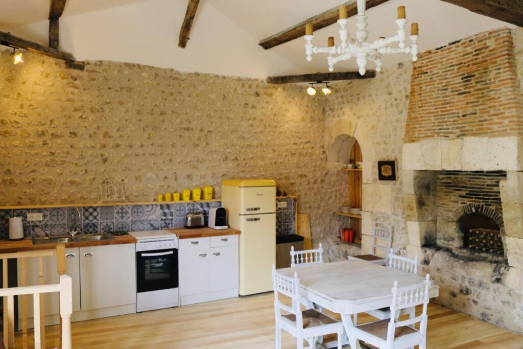 As Seen On A New Life In The Sun - Beautiful 3 Bedroom Cottage With Shared Pool Montboyer 外观 照片