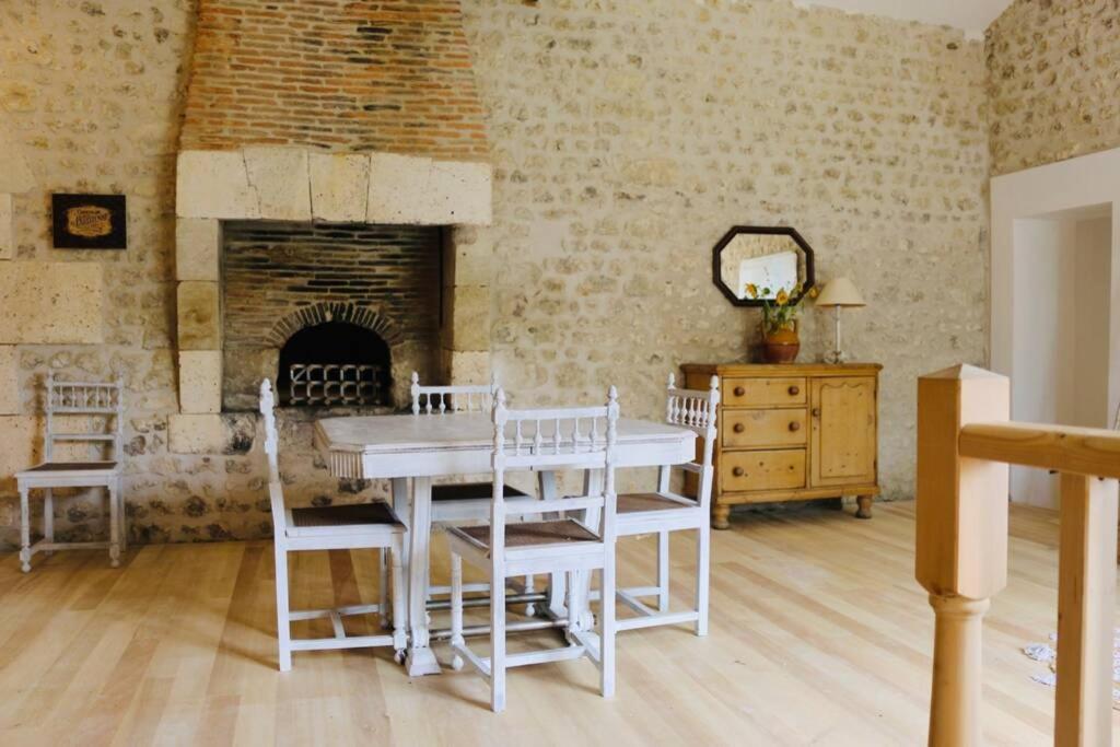 As Seen On A New Life In The Sun - Beautiful 3 Bedroom Cottage With Shared Pool Montboyer 外观 照片