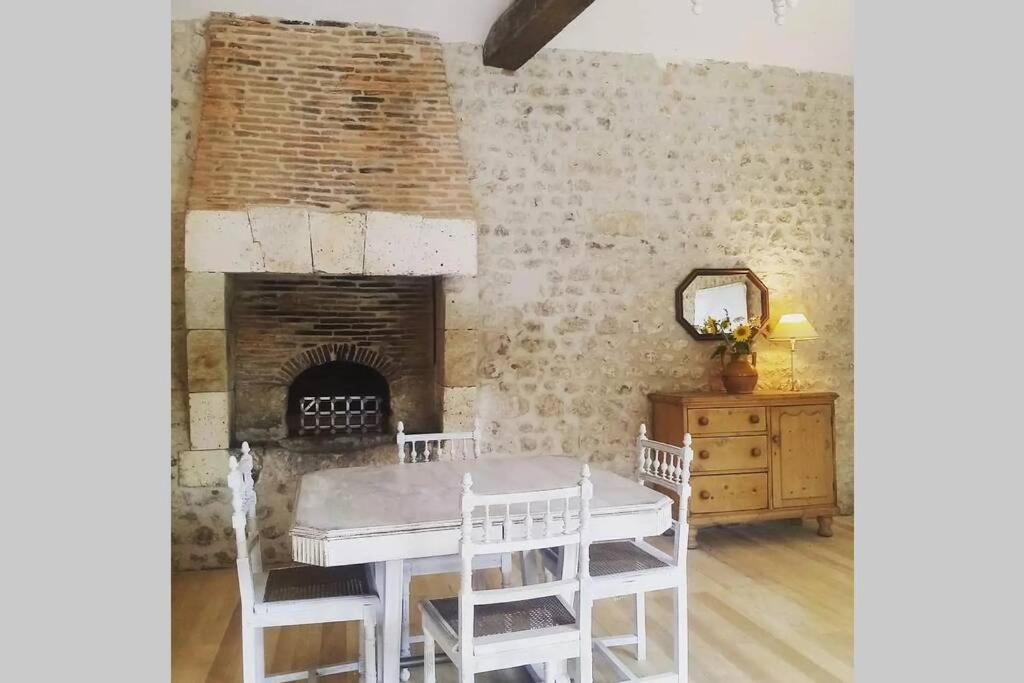 As Seen On A New Life In The Sun - Beautiful 3 Bedroom Cottage With Shared Pool Montboyer 外观 照片