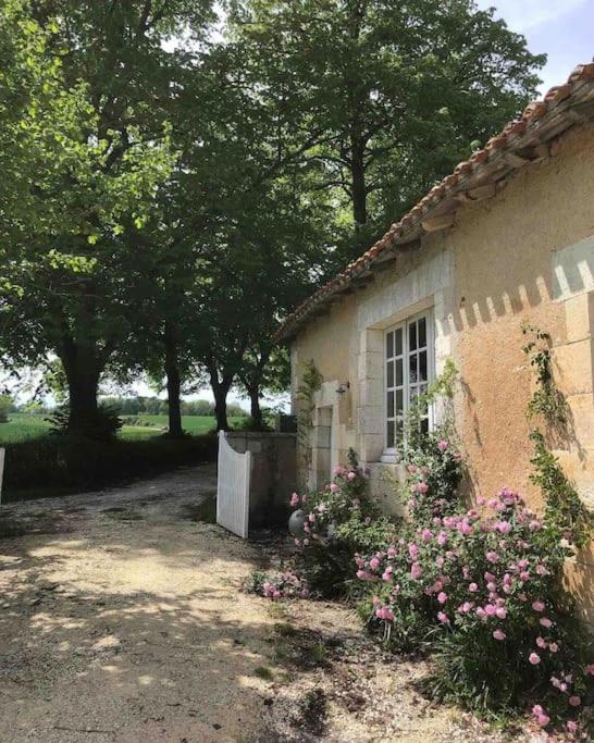 As Seen On A New Life In The Sun - Beautiful 3 Bedroom Cottage With Shared Pool Montboyer 外观 照片