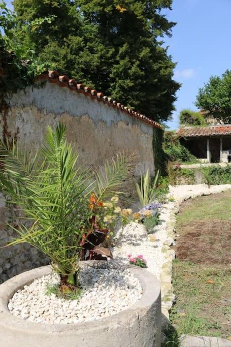 As Seen On A New Life In The Sun - Beautiful 3 Bedroom Cottage With Shared Pool Montboyer 外观 照片