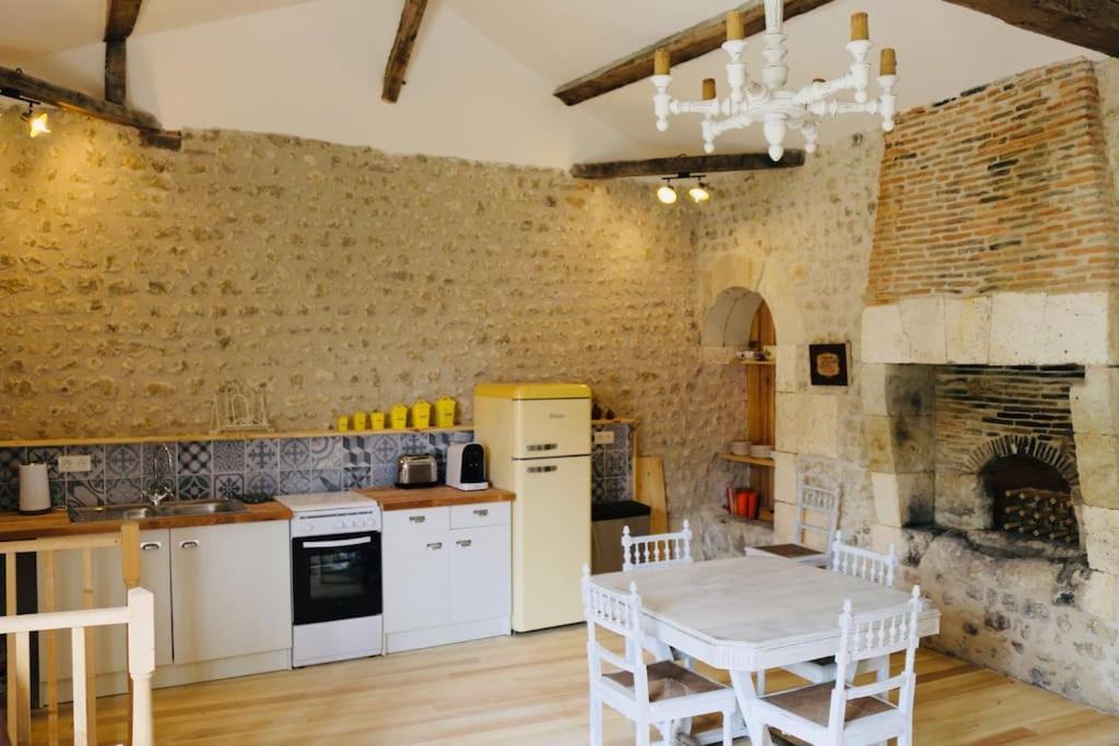 As Seen On A New Life In The Sun - Beautiful 3 Bedroom Cottage With Shared Pool Montboyer 外观 照片