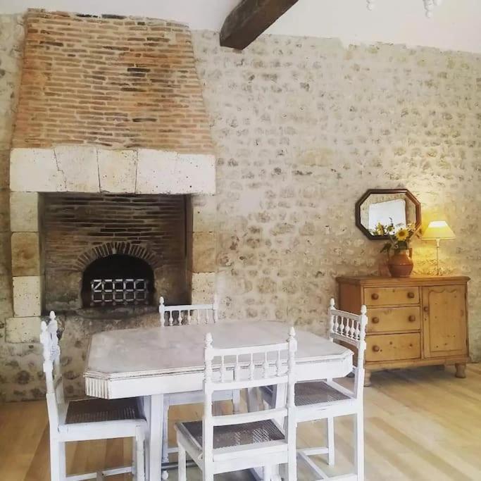 As Seen On A New Life In The Sun - Beautiful 3 Bedroom Cottage With Shared Pool Montboyer 外观 照片